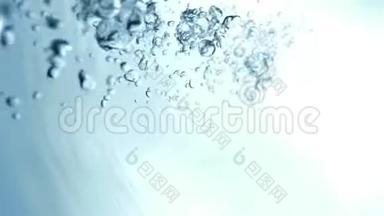 蓝色纯净水的概念.. 气泡缓慢运动的水下喷丸
